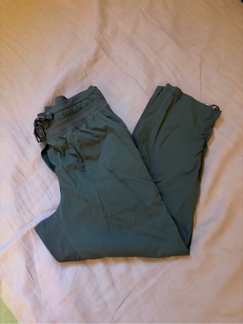 LULULEMON dance studio mid-rise crop pants size 8